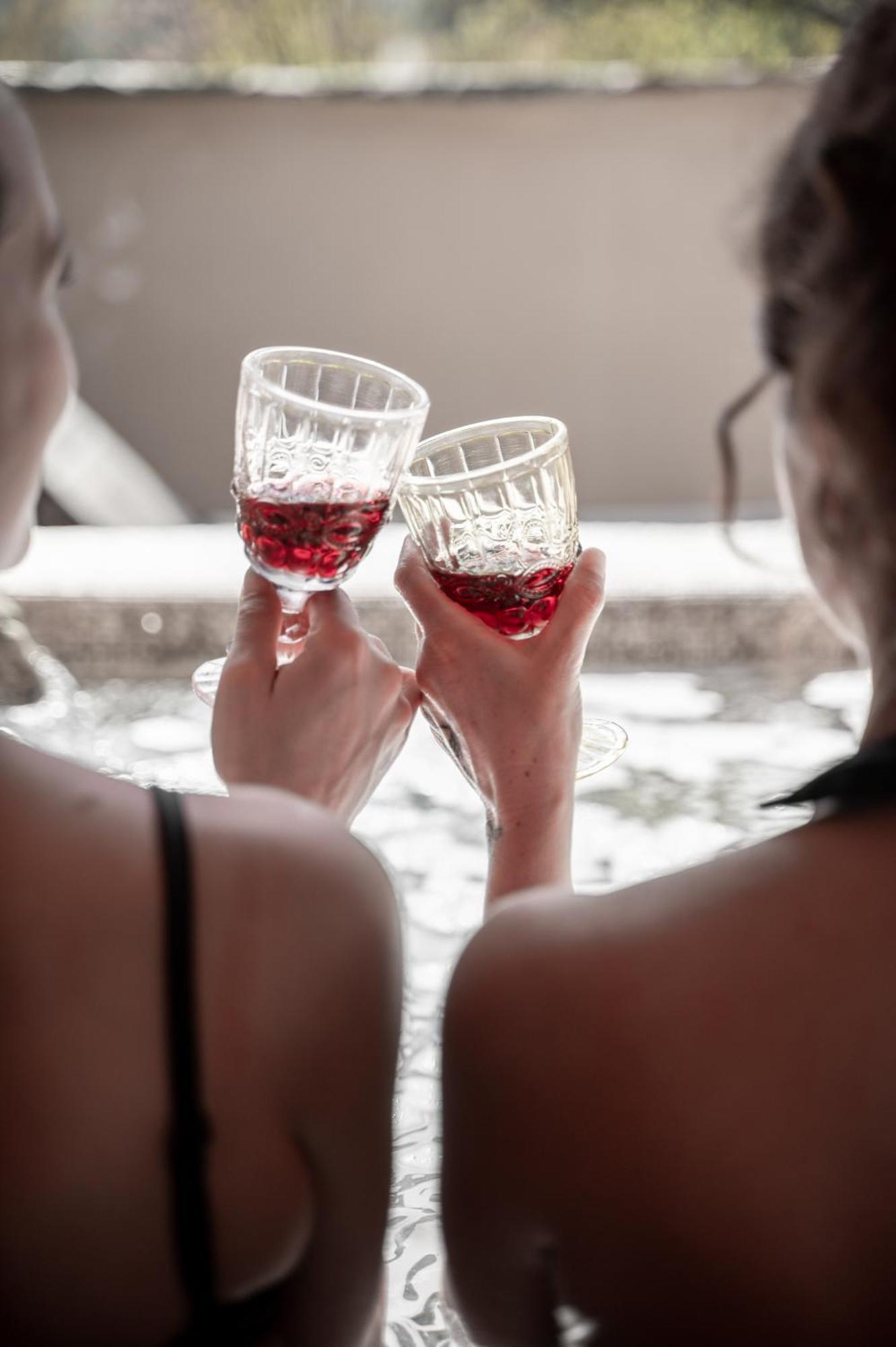 La Terrazza Naturas Con Romantica Mini Piscina Calda Sui Tetti Rossana Bagian luar foto