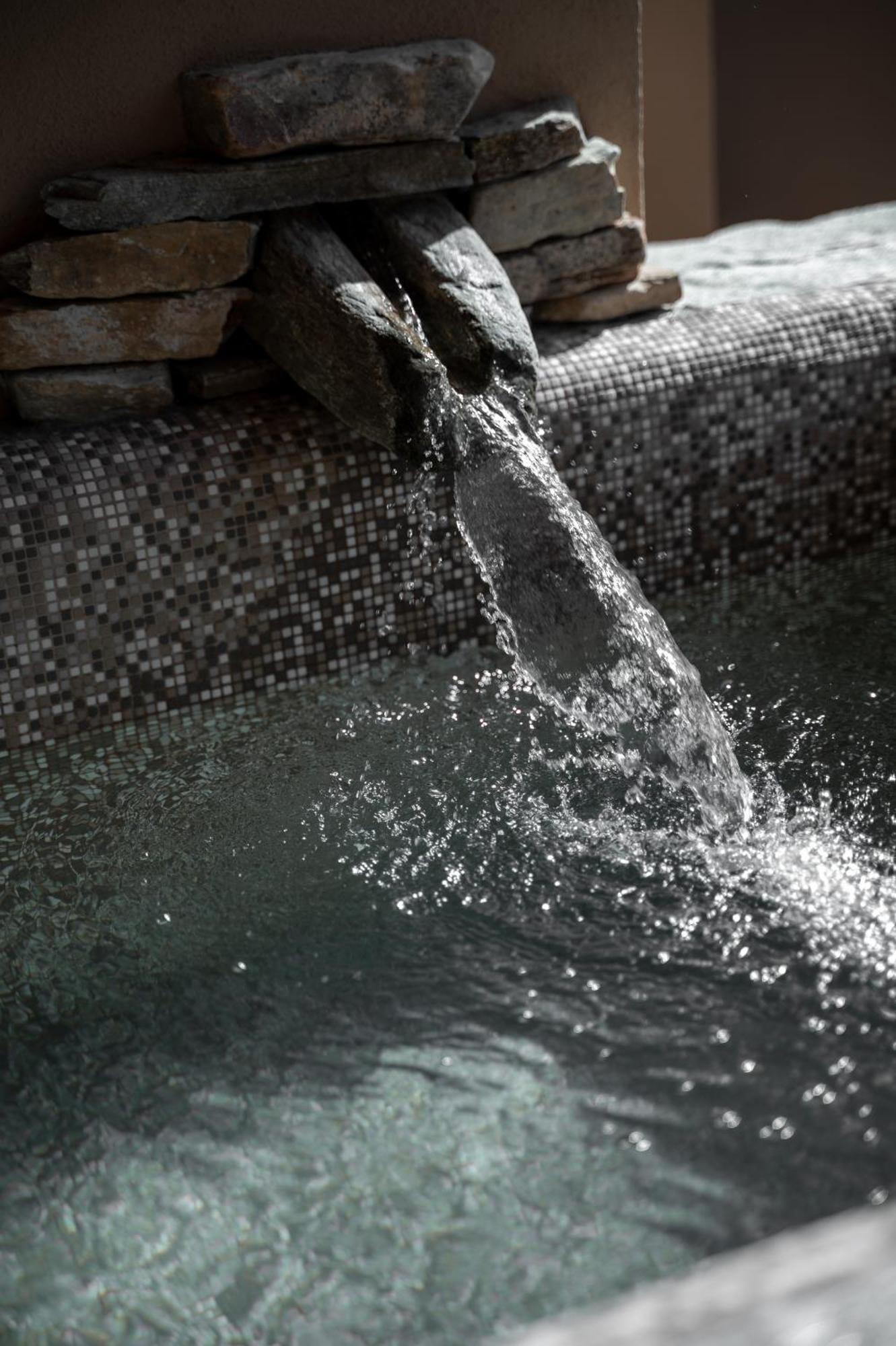 La Terrazza Naturas Con Romantica Mini Piscina Calda Sui Tetti Rossana Bagian luar foto